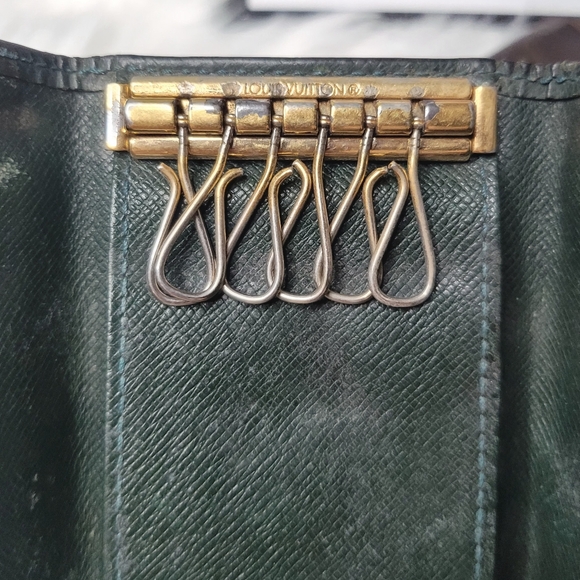 Louis Vuitton Taiga Leather 6 Key Holder - Picture 6 of 10
